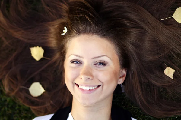 Retrato de close-up de uma jovem feliz — Fotografia de Stock