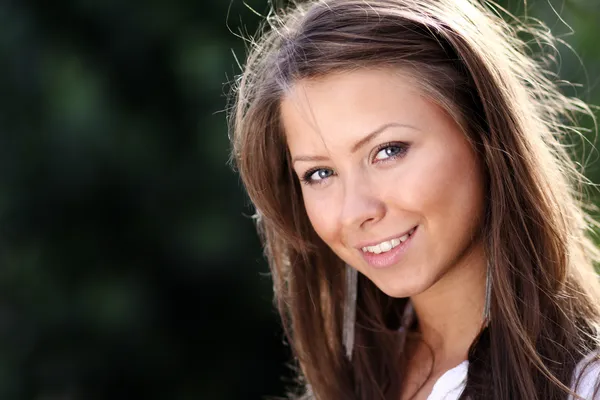 Close-up portret van een gelukkige jonge vrouw — Stockfoto