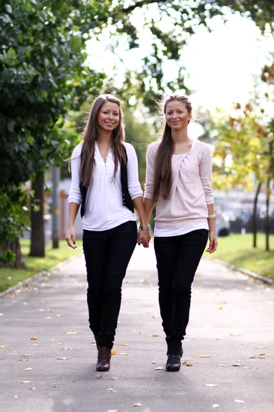 Dwa bliźniaki wesoły dziewcząt, na ulicy — Zdjęcie stockowe