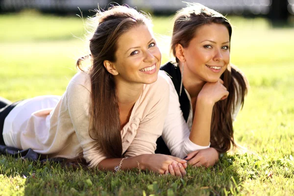 Близнецы сестричек на зеленом — стоковое фото