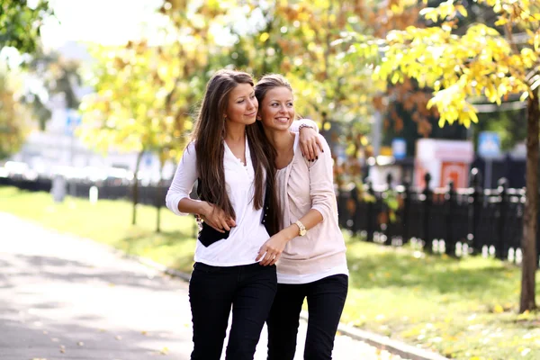 Zwei fröhliche Mädchen Zwillinge, auf der Straße — Stockfoto