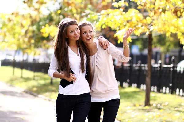 Deux filles gaies jumelles, dans la rue — Photo