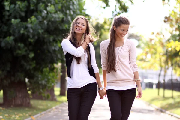 Two cheerful girls twins, in the street — Stock Photo, Image