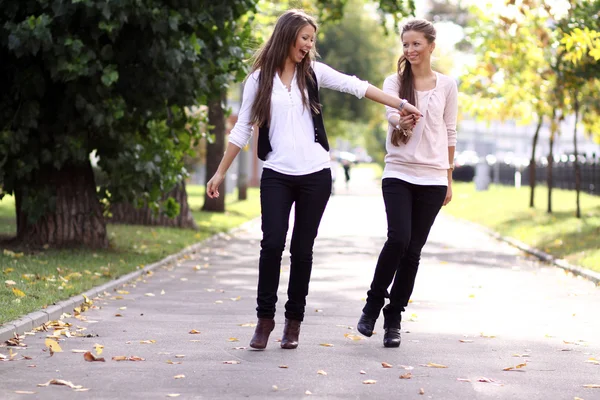 Två glada flickor tvillingar, på gatan — Stockfoto