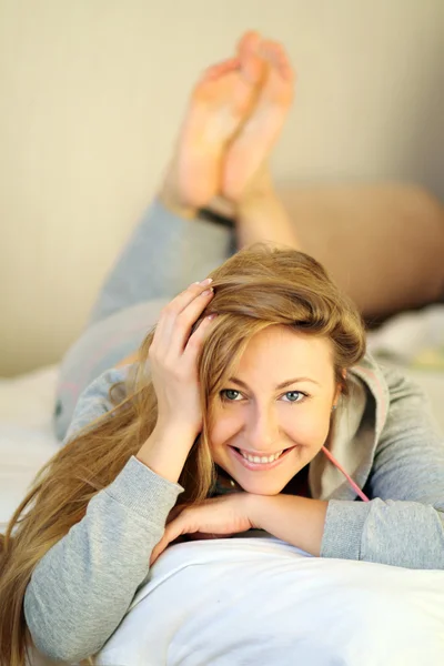 Young woman laying bed — Stock Photo, Image