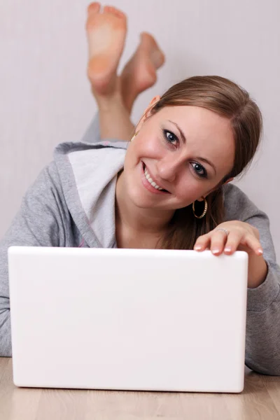 Retrato de una mujer joven usando el ordenador portátil — Foto de Stock