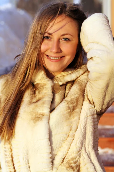 Vintern glad ung kvinna — Stockfoto