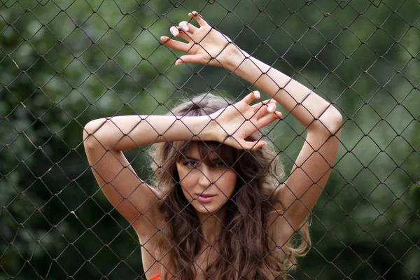Nahaufnahme Porträt durch ein eisernes Gitter — Stockfoto