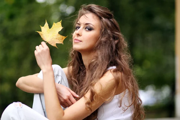 Hermosa mujer joven en el parque de otoño —  Fotos de Stock