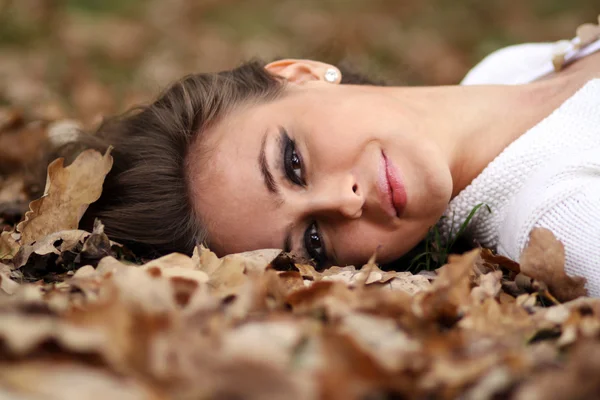 Vacker flicka ligger på jorden, ek-le — Stockfoto
