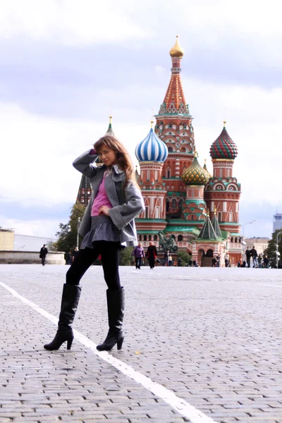 Красивая молодая женщина на Красной площади, Москва — стоковое фото