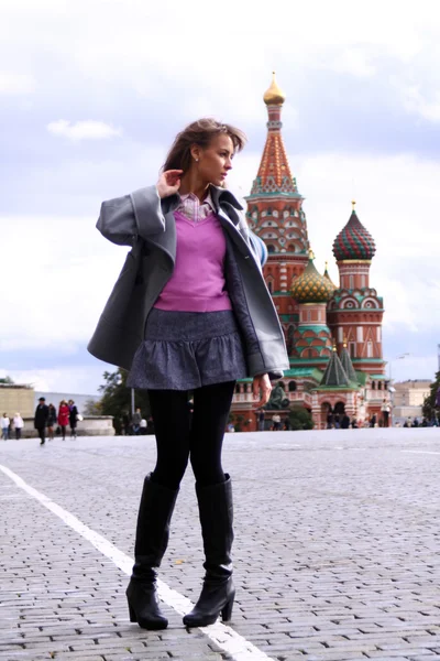 Gyönyörű fiatal nő, ezután a Vörös tér, moszkvai — Stock Fotó