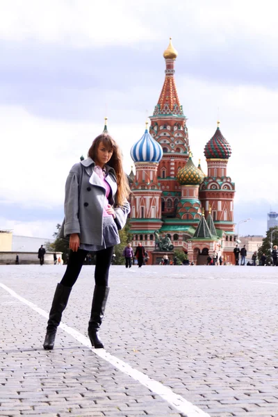 Όμορφη νεαρή γυναίκα δίπλα στην Κόκκινη πλατεία, Μόσχα — Φωτογραφία Αρχείου