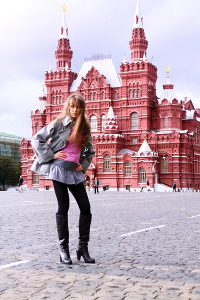 Beautiful young woman next in Red Square — Stock Photo, Image