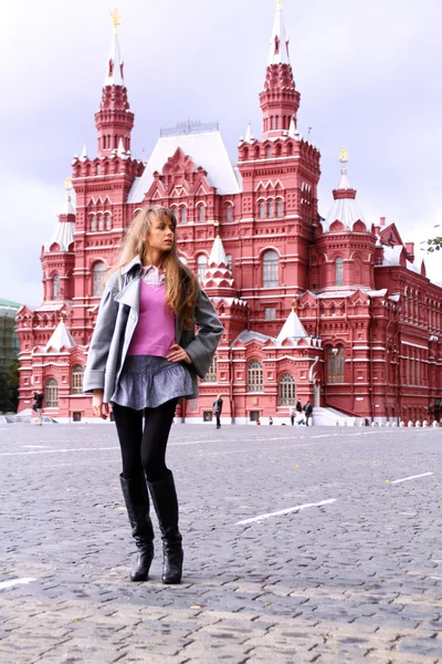 Krásná mladá žena na Rudém náměstí, Moskva — Stock fotografie