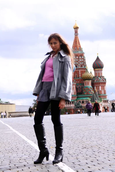 Красивая молодая женщина на Красной площади — стоковое фото