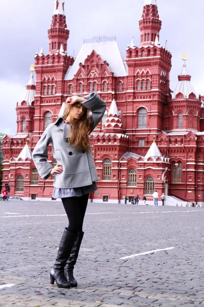 Belle jeune femme à côté sur la Place Rouge, Moscou — Photo