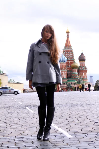 Beautiful young woman next in Red Square, Moscow — Stock Photo, Image