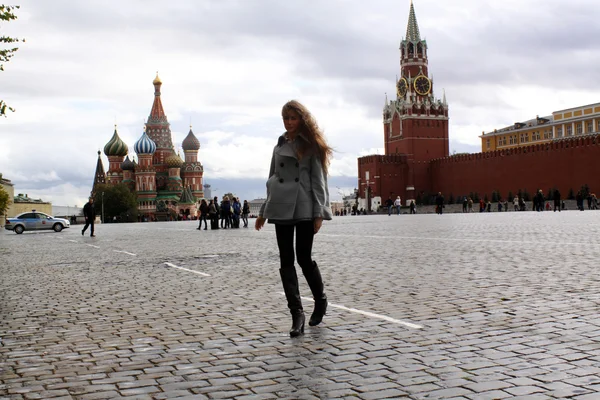 Mooie jonge vrouw volgende op het Rode plein, Moskou — Stockfoto
