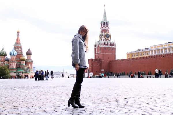 Jovem bonita próxima na Praça Vermelha, Moscou — Fotografia de Stock