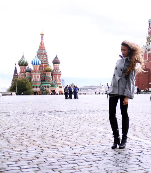 Schöne junge Frau neben dem Roten Platz — Stockfoto