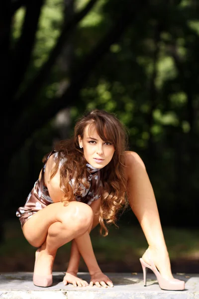 Piękna młoda kobieta brunetka — Zdjęcie stockowe