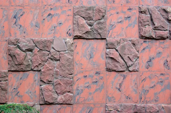 Bir kırmızı mermer bir duvar inşa — Stok fotoğraf