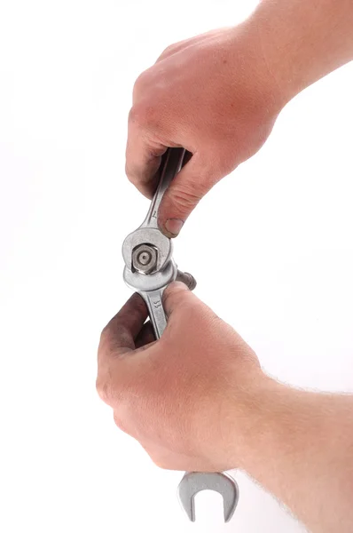 Una llave metálica está en una mano — Foto de Stock