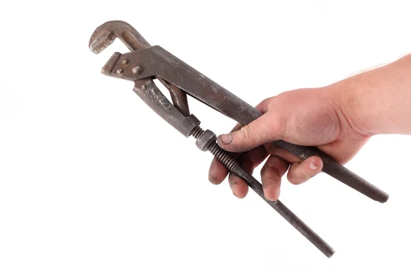 Een metalen moersleutel is in een hand — Stockfoto
