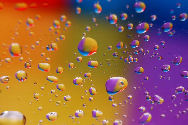 Färgade droppar vatten — Stockfoto