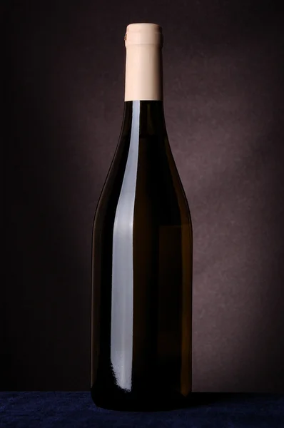 Bir şişe beyaz şarap. — Stok fotoğraf