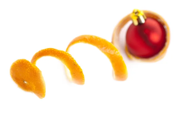 Weihnachtsspielzeug und Mandarinenhaut — Stockfoto