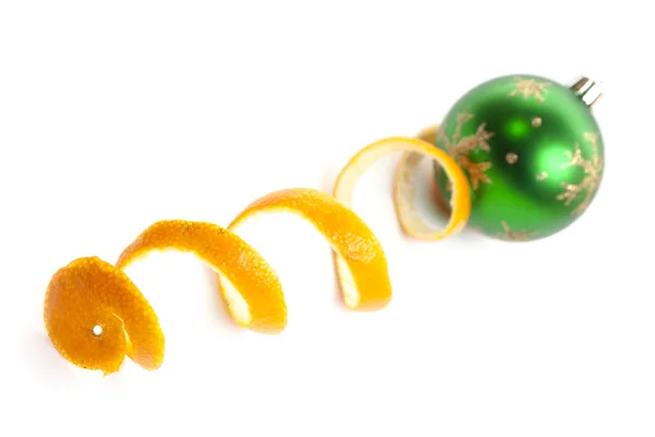 Weihnachtsspielzeug und Mandarinenhaut — Stockfoto