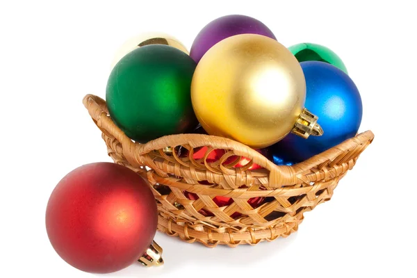 Sepet içinde Noel topları — Stok fotoğraf