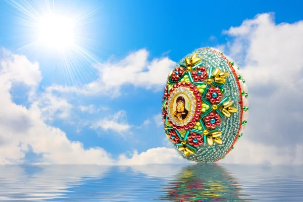 Easter egg and sun sky — Stock Photo, Image