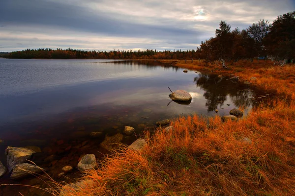 Осеннее озеро утром — стоковое фото