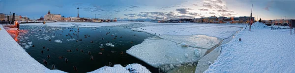 Helsinského přístavu v zimě — Stock fotografie