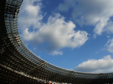 Mavi gökyüzü ile arena çatı