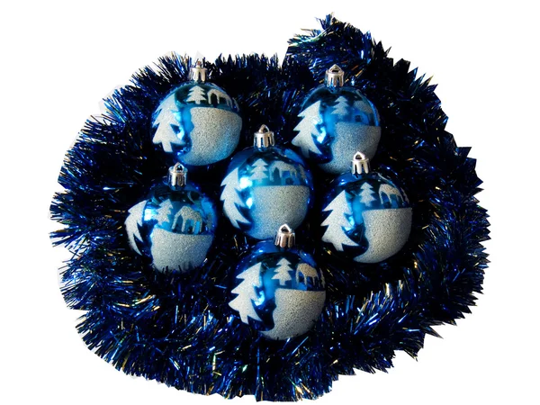 Ornamenten liggen op een donker blauwe regen — Stockfoto