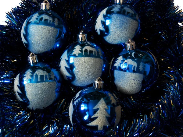 Ornamente liegen auf dunkelblauem Regen — Stockfoto