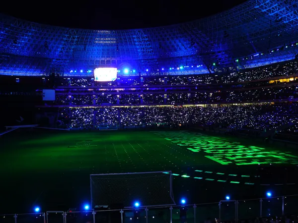 Estádio de futebol noturno Fotos De Bancos De Imagens