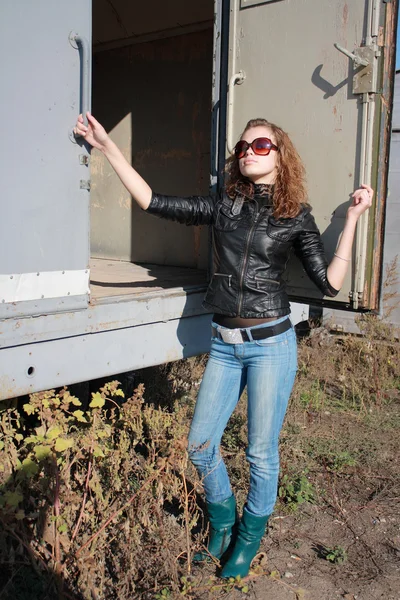 Girl poses near the iron trailer — Stock Photo, Image