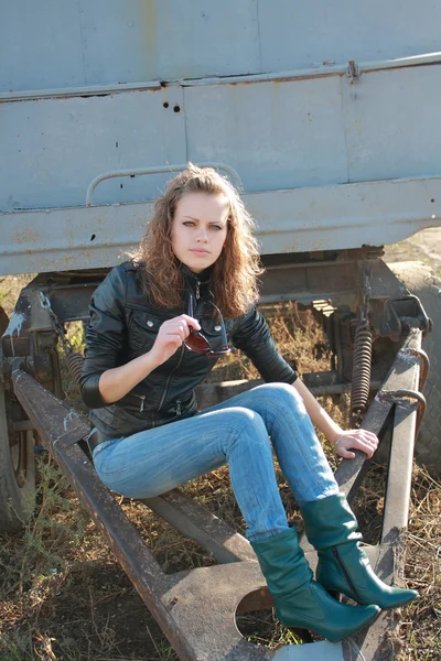 Giovane ragazza ha messo un piede su una ruota — Foto Stock