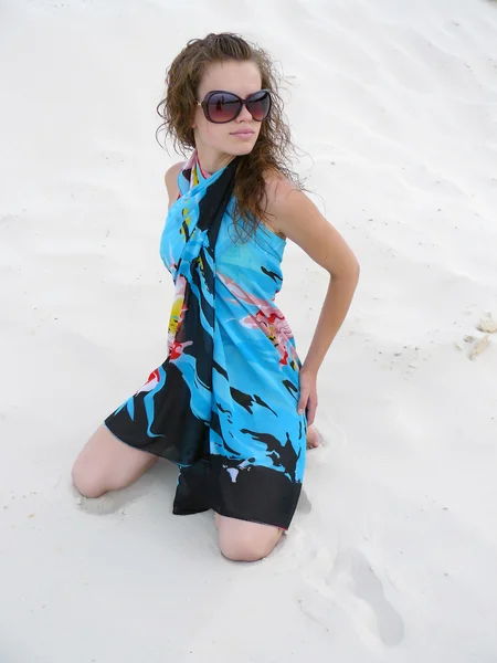 Chica se sienta en una playa —  Fotos de Stock