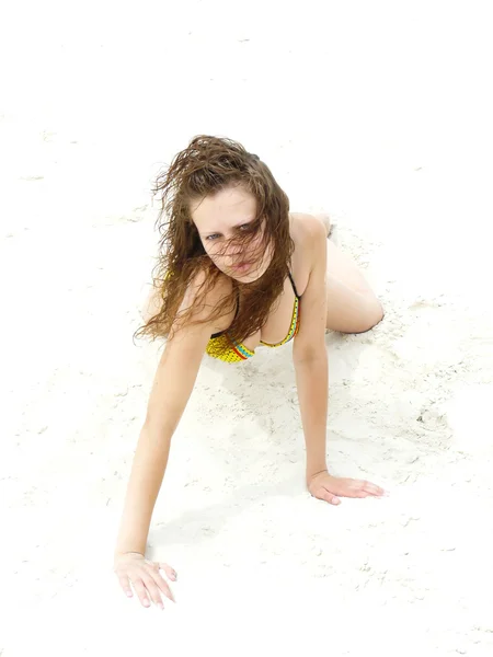 Сексуальна дівчина сидить на пляжах — стокове фото