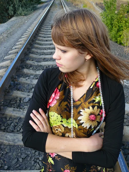 Mädchen geht auf Gleise nach Hause — Stockfoto