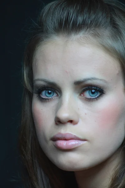 蓝眼睛的年轻棕发女人 — 图库照片