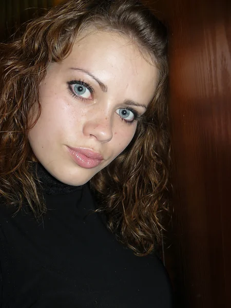 Pěkná mladá žena s modrýma očima — Stock fotografie