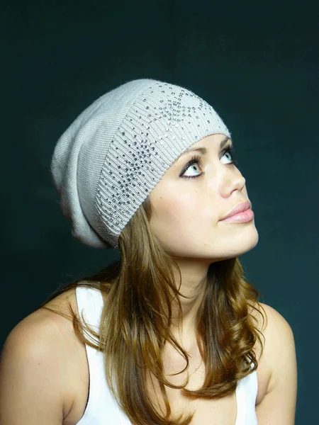 Chica en una gorra gris con pastas —  Fotos de Stock