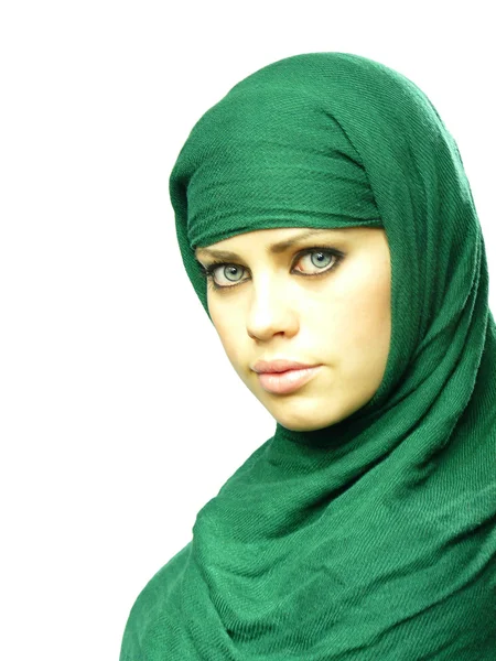 Menina bonita em uma capa de linho verde — Fotografia de Stock